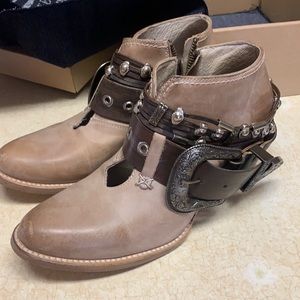 FreeBird by Steven. Saloon.